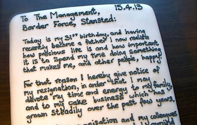 Сладкая отставка: британский таможенник подал заявление об уходе в виде торта