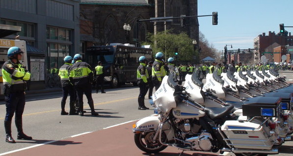 Очередное ЧП в Бостоне:  неизвестный открыл стрельбу в центре города 