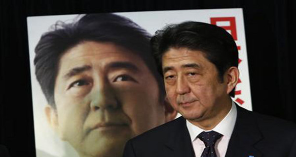 Премьер Японии попал в крупное ДТП в центре Токио