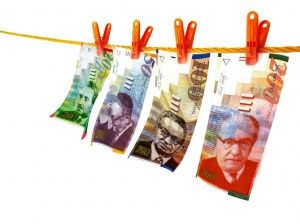 Сотрудник израильского банка заработал нервное расстройство, считая деньги