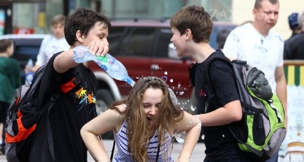 В обливной понедельник львовянок окатывали водой из ведер