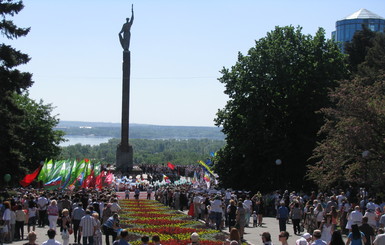 Днепропетровские ветераны в День Победы подрабатывают музыкой