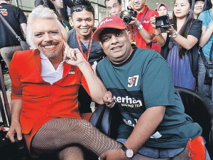 Подивись, народ честной: стюардесса с бородой! 