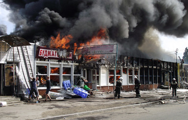 В Полтаве на центральном рынке полыхает сразу несколько магазинов