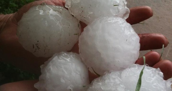 В Техасе после разрушительного торнадо был аномальный град 