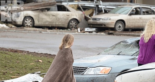 На руинах школы, разрушенной торнадо найдены тела семи учеников 