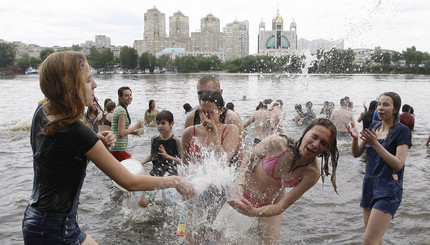 Молодые люди обливаются водой во время 