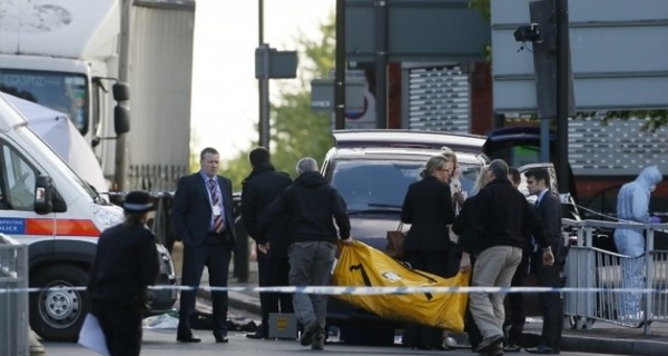 Убийство в Лондоне:  один из преступников начал давать интервью на фоне тела