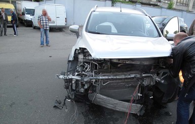 В Киеве блондинка на джипе, болтая по мобилке, не пропустила 