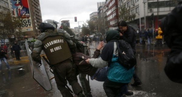 Чилийский студент плюнул в лицо первой женщины-президента страны Мишель Бачелет 