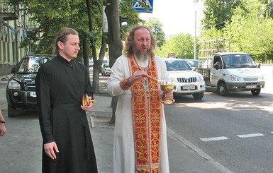 В городе освящают опасные перекрестки