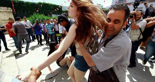 Активистку Femen обвиняют в осквернении могил  