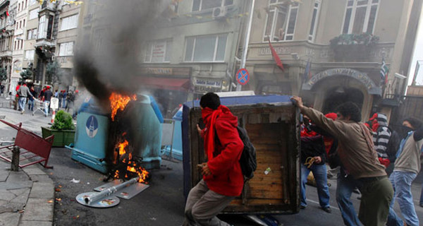 Массовые беспорядки в Стамбуле: с парка, за который борются демонстранты, сняли оцепление