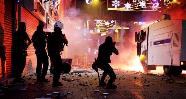 В Турции поджигают офисы правящей партии