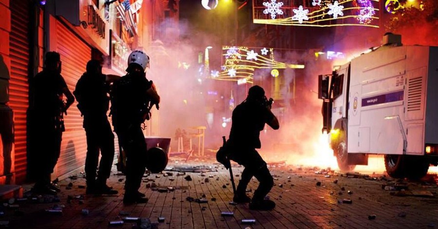 В Турции поджигают офисы правящей партии