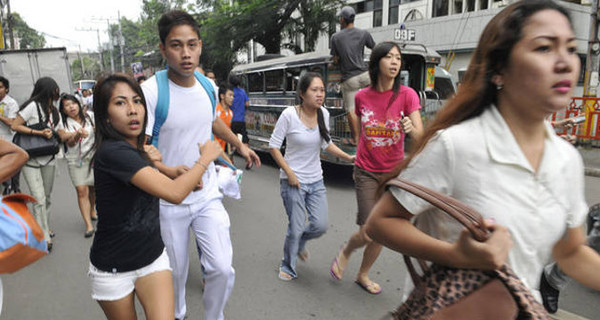 Филиппины снова трясет: десятки домов разрушены, есть раненые