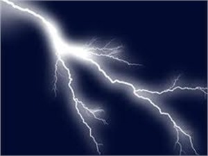 В Индии молния убила 27 человек 