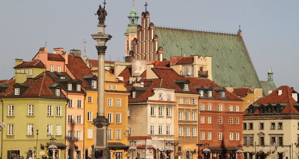 Ливень в Варшаве: машины плавали по улицам, пассажиры пережидали непогоду на крышах авто