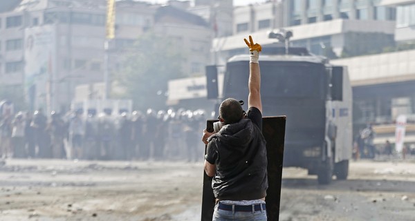 Протесты в Турции: митингующих выгнали с площади, а они прячутся среди туристов 
