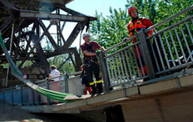 В Майами обрушился пирс: больше сотни людей упали в воду	