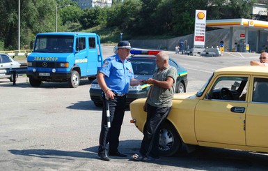 В Днепропетровске пьяных водителей воспитывают кулаком, а в Запорожье - общественными работами