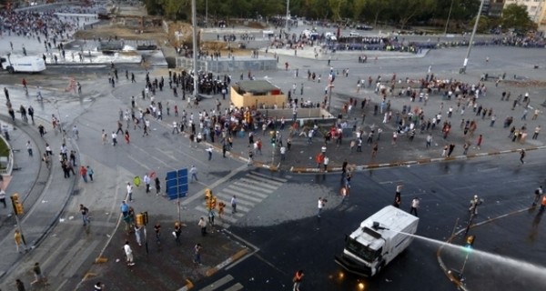 Столкновения в Стамбуле вспыхнули с новой силой