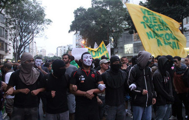 В Бразилии водители грузовиков устроили протест, перекрыв дороги