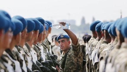 Военных поливают водой