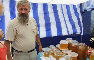 В Донецк привезли малиновый мед