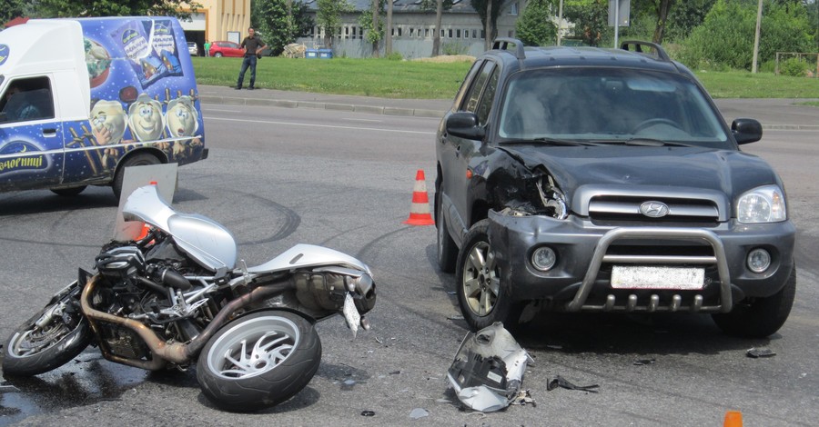 Во Львове внедорожник 