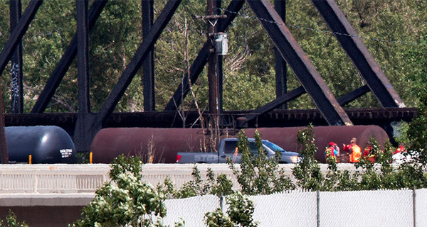 Америке грозит экологическая катастрофа: нефть с разбитого поезда приближается к крупной реке