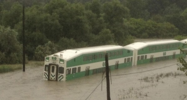 Власти Торонто ликвидируют последствия стихии