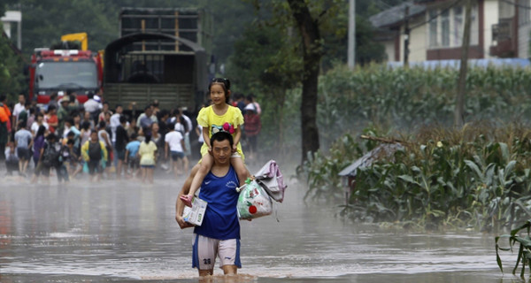 В Китае рухнул мост: под смесью глины и камней остаются десятки людей