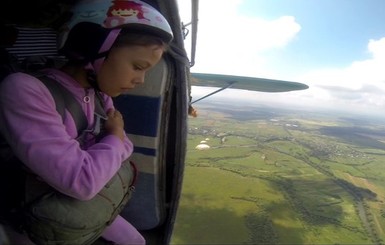 10-летняя львовянка прыгнула с парашютом с 800-метровой высоты