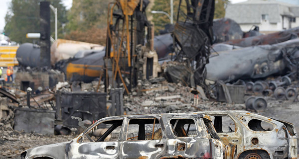 Крушение товарного поезда с нефтью в Канаде унесло жизни 50 человек