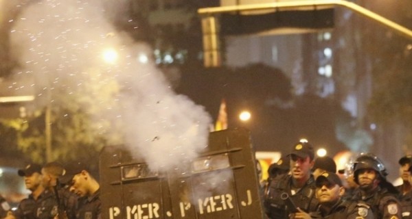 Снова беспорядки в Бразилии. Полиция применяла слезоточивый газ 