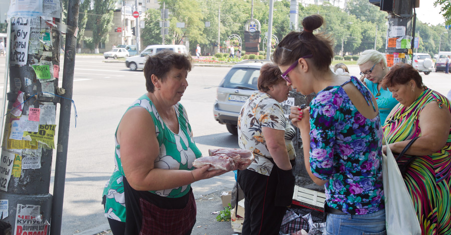 Вместо продуктовых ярмарок мясо и сало продают с земли 