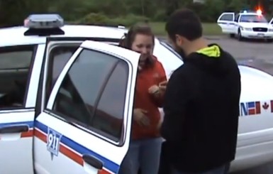 Влюбленный канадец сделал девушке предложение, организовав ее арест