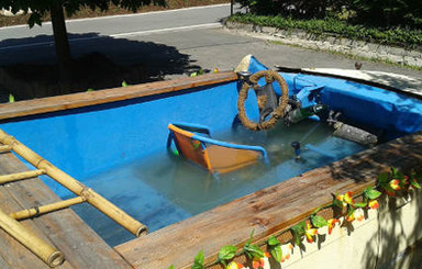 В Германии компания молодых людей сделала из BMW автомобиль-бассейн