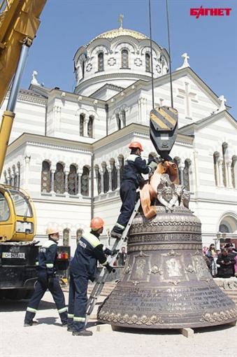 Янукович и Путин ударили в колокол в Херсонесе