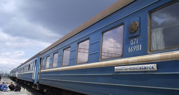 В Казахстане тепловоз протаранил поезд 