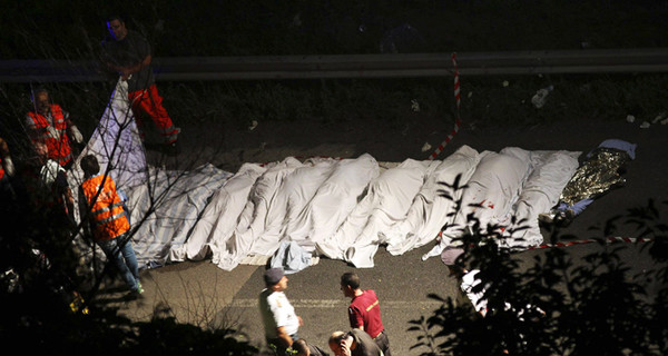 Автокатастрофа в Италии: гробы с телами свозят в школьный зал местной школы