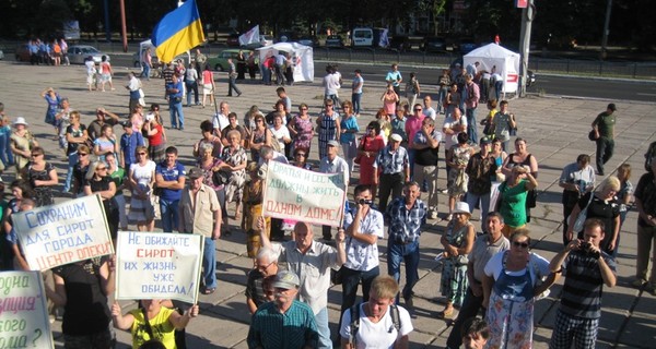 В Мариуполе люди вступились за маленьких сирот