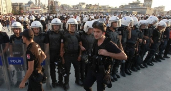 В Турции полиция из-за предстоящей акции протеста оцепила площадь Таксим