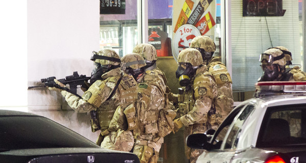 Вооруженный мужчина удерживает заложников в одном из банков Луизианы 