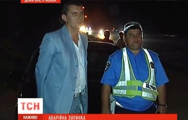 В Днепропетровске автомобиль снес людей на трамвайной остановке