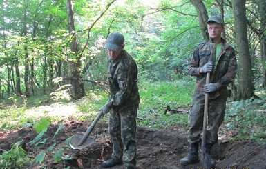 Воевали в 44-м друг с другом и упокоились рядом 