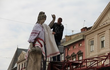 Во Львове скульптуры нарядили в вышиванки