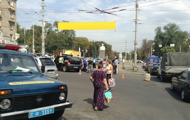 В Днепропетровске водитель запустил в беркутовца банкой пива, врезался в памятник и сбежал 