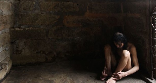 В Китае родители на 30 лет замуровали сына 